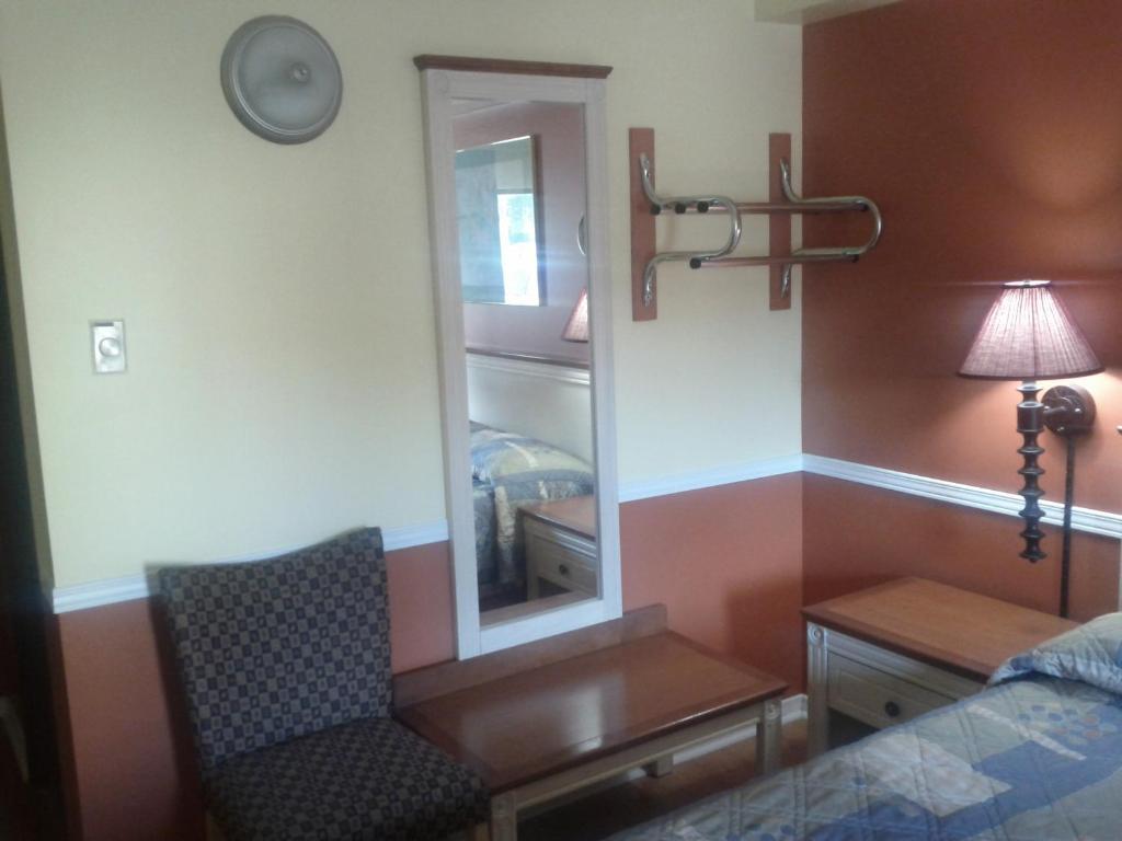 Budget Inn 2000 Hamilton Room photo