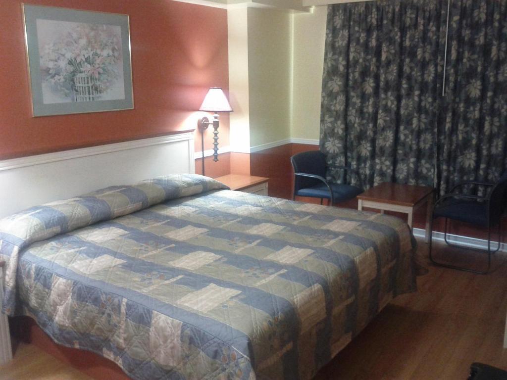 Budget Inn 2000 Hamilton Room photo